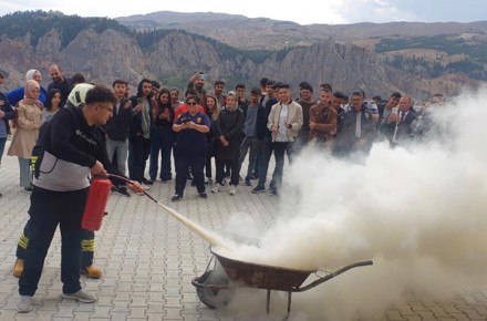 Meslek üksekokulumuzda yangın güvenliği eğitimi ve tatbikatı düzenlendi.